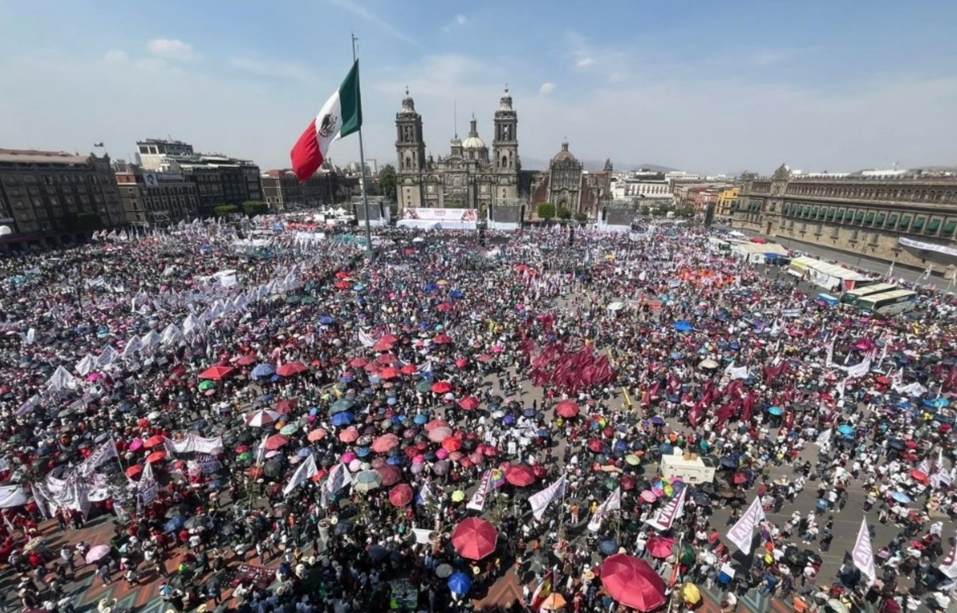 Simpatizantes se reúnen en el Zócalo para el arranque de campaña de Sheinbaum